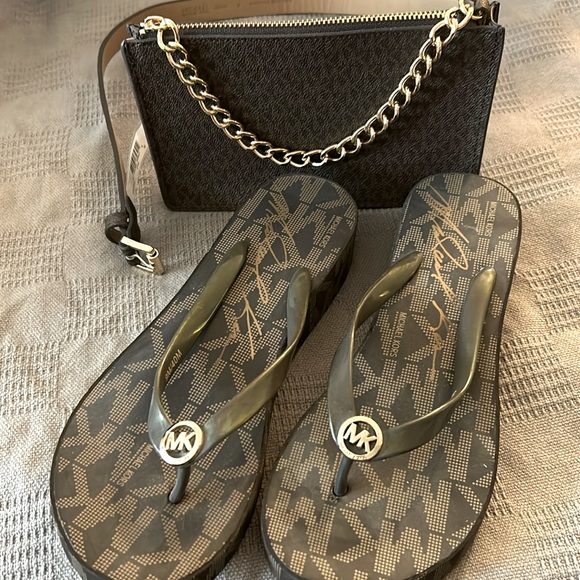 Michael Kors matching 3 item set monogram Belt bag & Sandals - Picture 1 of 7